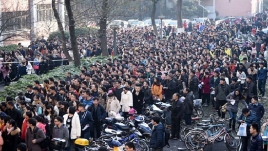 Trung Quốc: Gần 10.000 người cạnh tranh để giành lấy 1 suất lễ tân